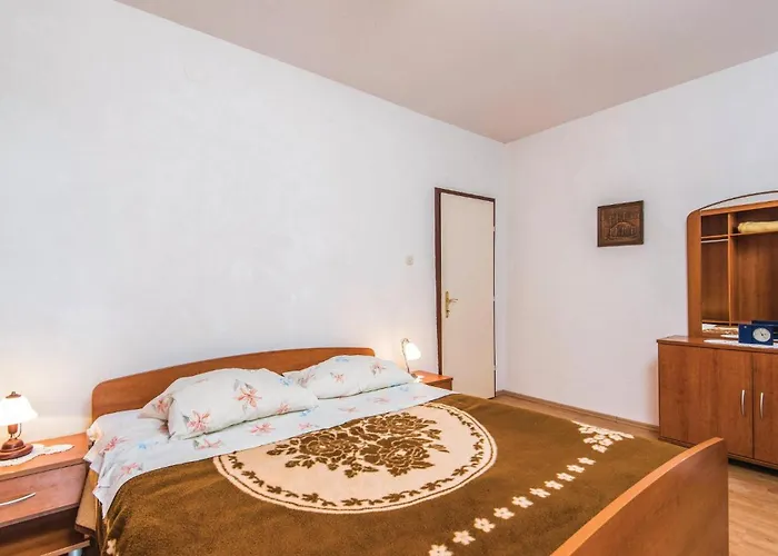 Five-bedroom In بيت للعطل