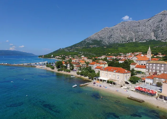 Five-bedroom In بيت للعطل